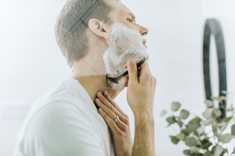 Oil After Shaving: Why You Should Try To Moisturize Your Skin